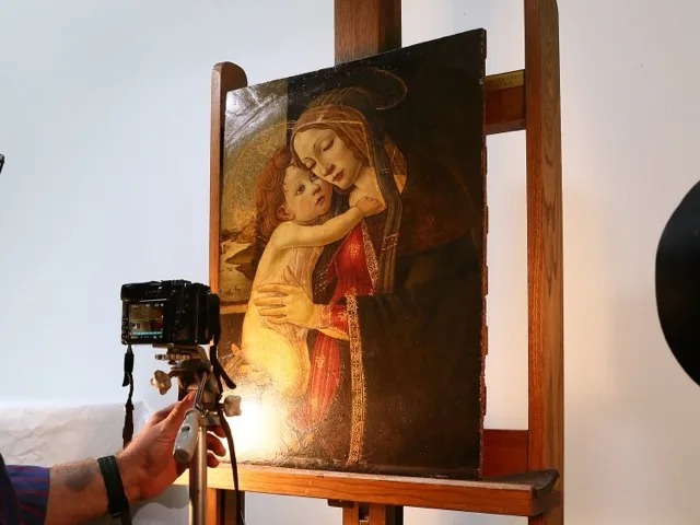 Szakértő fényképezőgéppel dokumentálja a festményt az értékbecsléshez